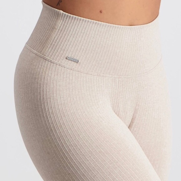 SOLD || Aim’n Leggings - Picture 4 of 6